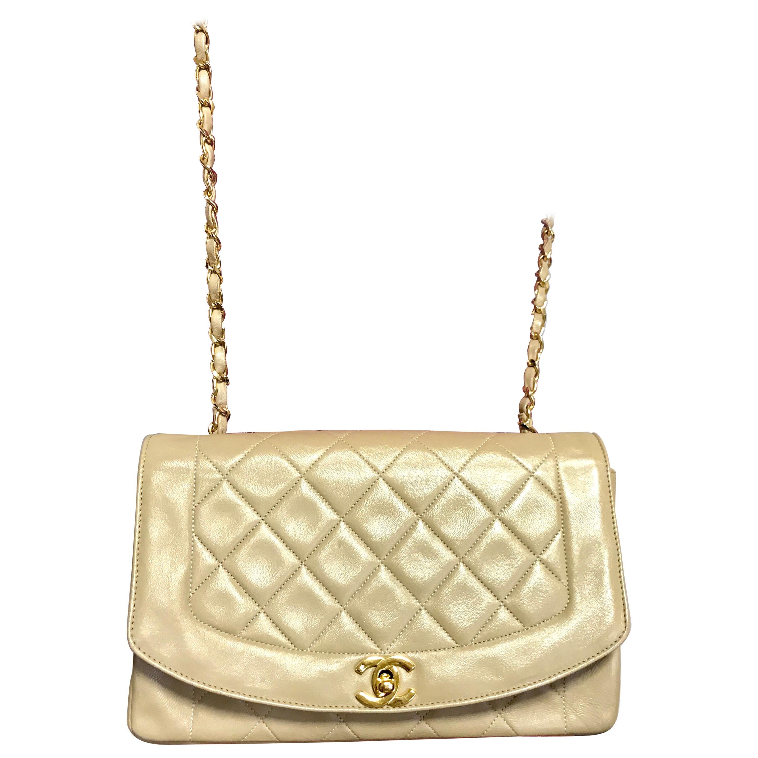 1990s. Vintage Chanel beige lamb leather classic 2.55 flap chain shoulder bag, Diana purse with gold tone CC closure.

Good vintage condition!

Introducing one of the most popular pieces from CHANEL back in the era, vintage Chanel classic beige lamb