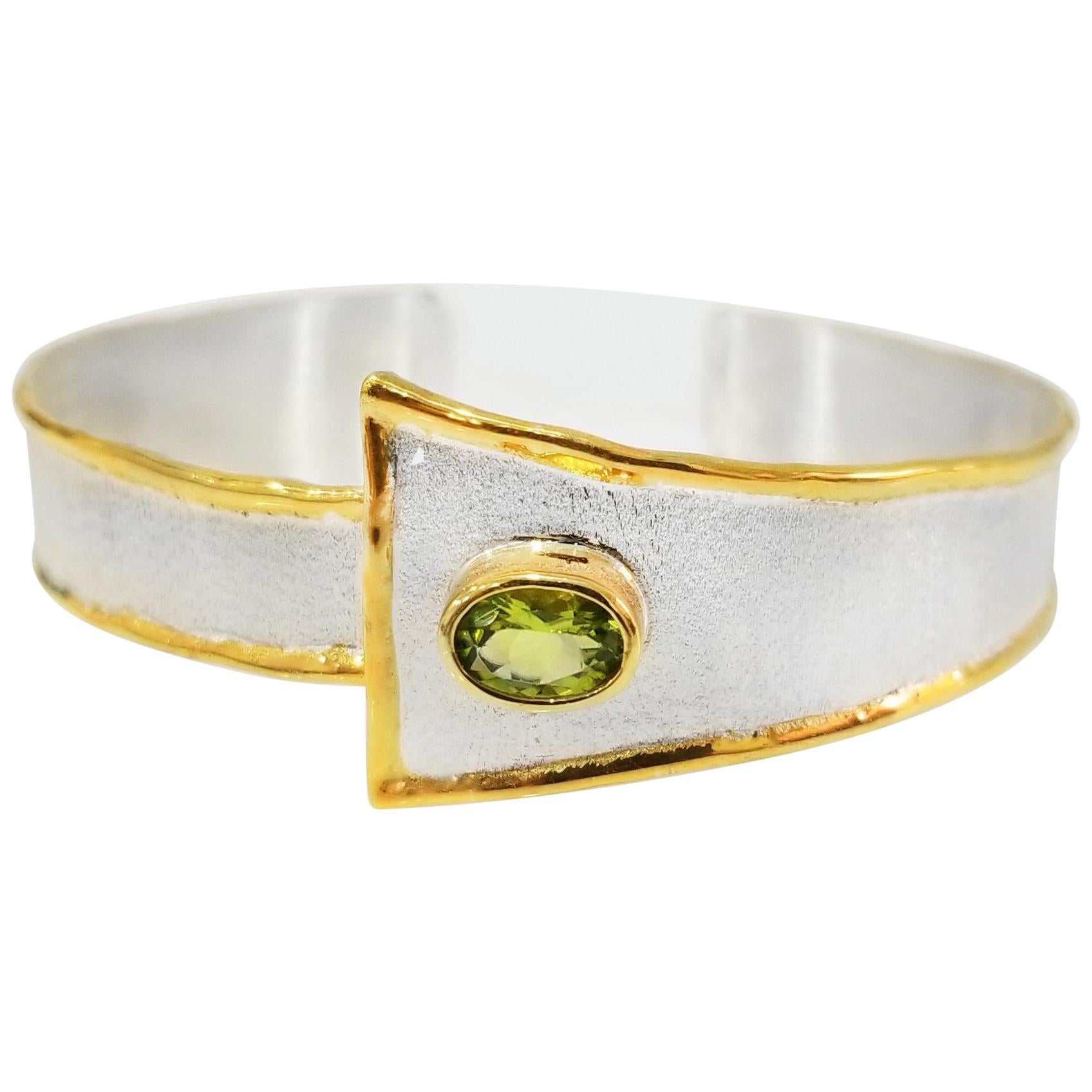 Yianni Creations 1.35 Carat Peridot Fine Silver and 24 Karat Gold Bracelet For Sale