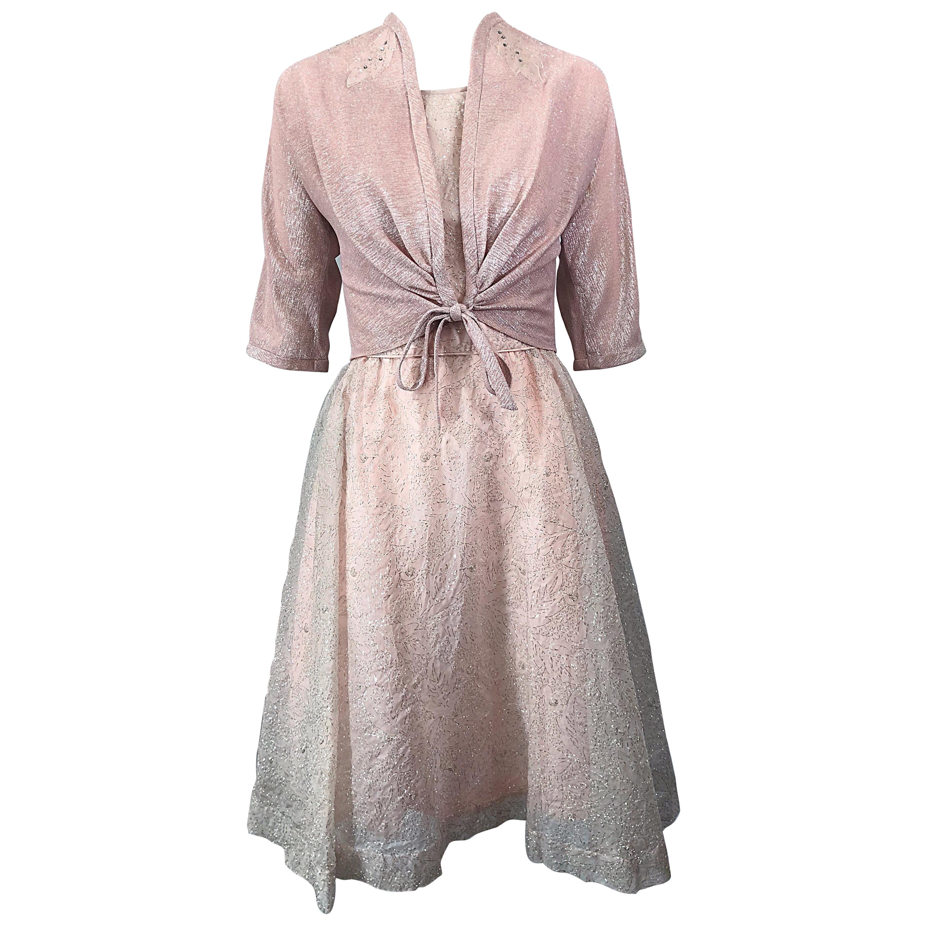 Magnifique robe en soie Caryle rose clair + argentée ajustée et évasée et boléro, années 1950