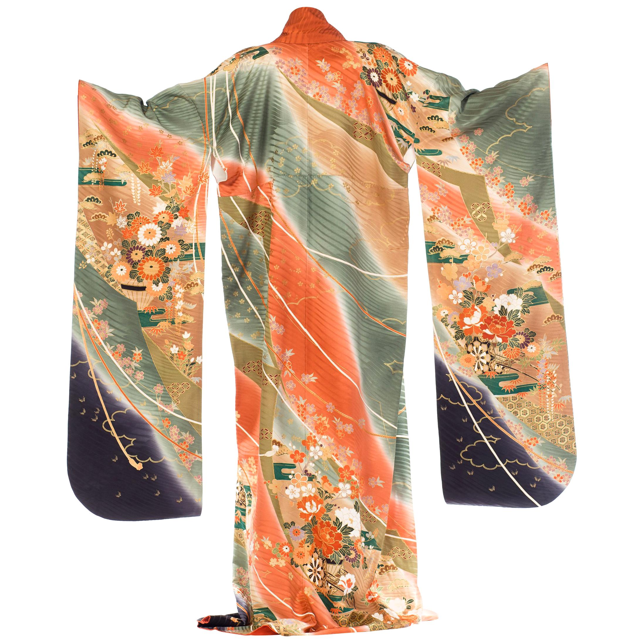Kimono japonais en soie florale multicolore des années 1970 avec détails ombrés et dorés