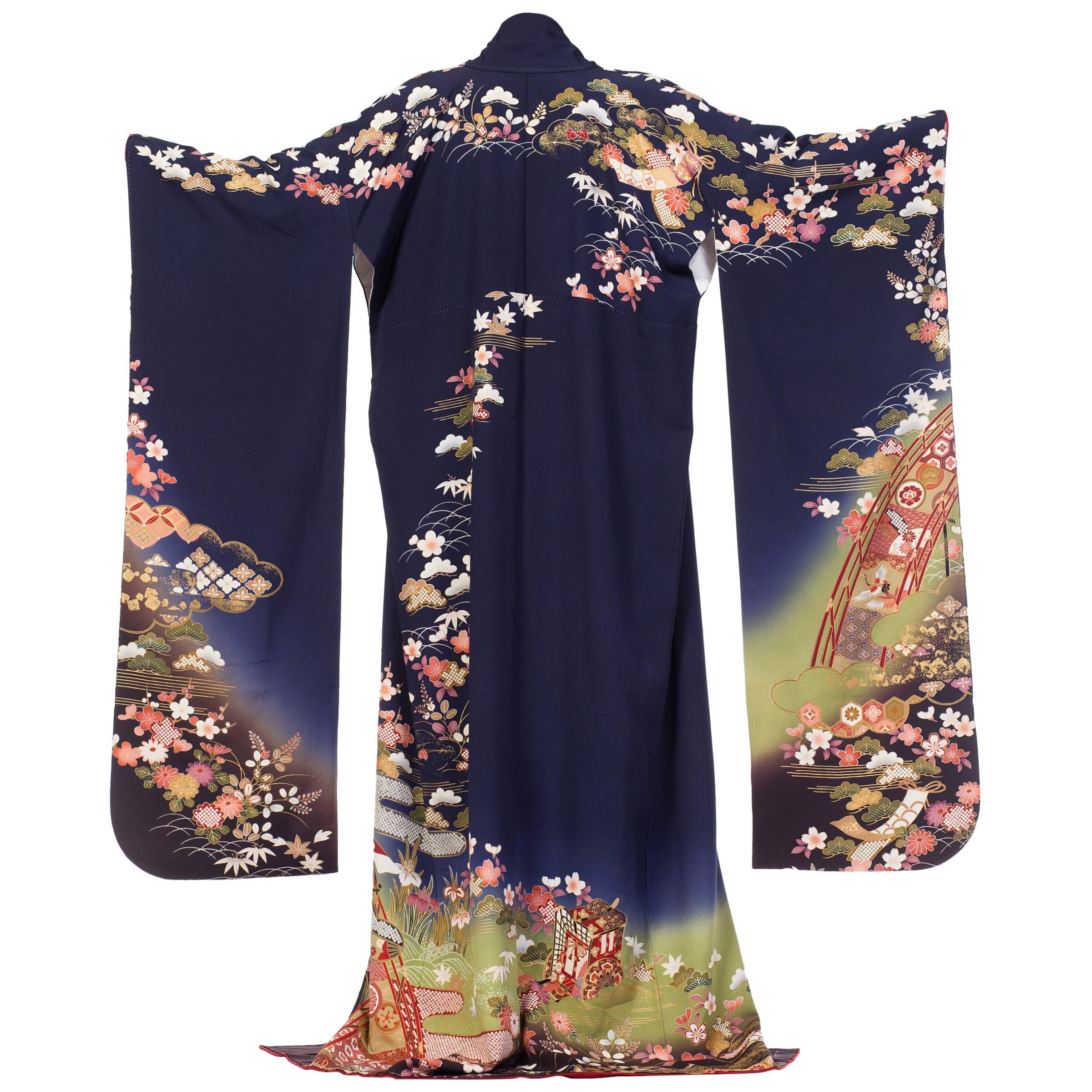 Japanischer Kimono aus den 1970er Jahren in Marineblau mit Goldblumen im Angebot