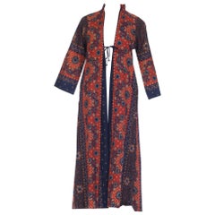 1970S I MAGNIN Kaftán de algodón marrón y azul con estampado batik del sudeste asiático