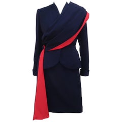 Adaptation par Dan Millstein d'un costume Balenciaga bleu et rouge avec drapé:: années 1950