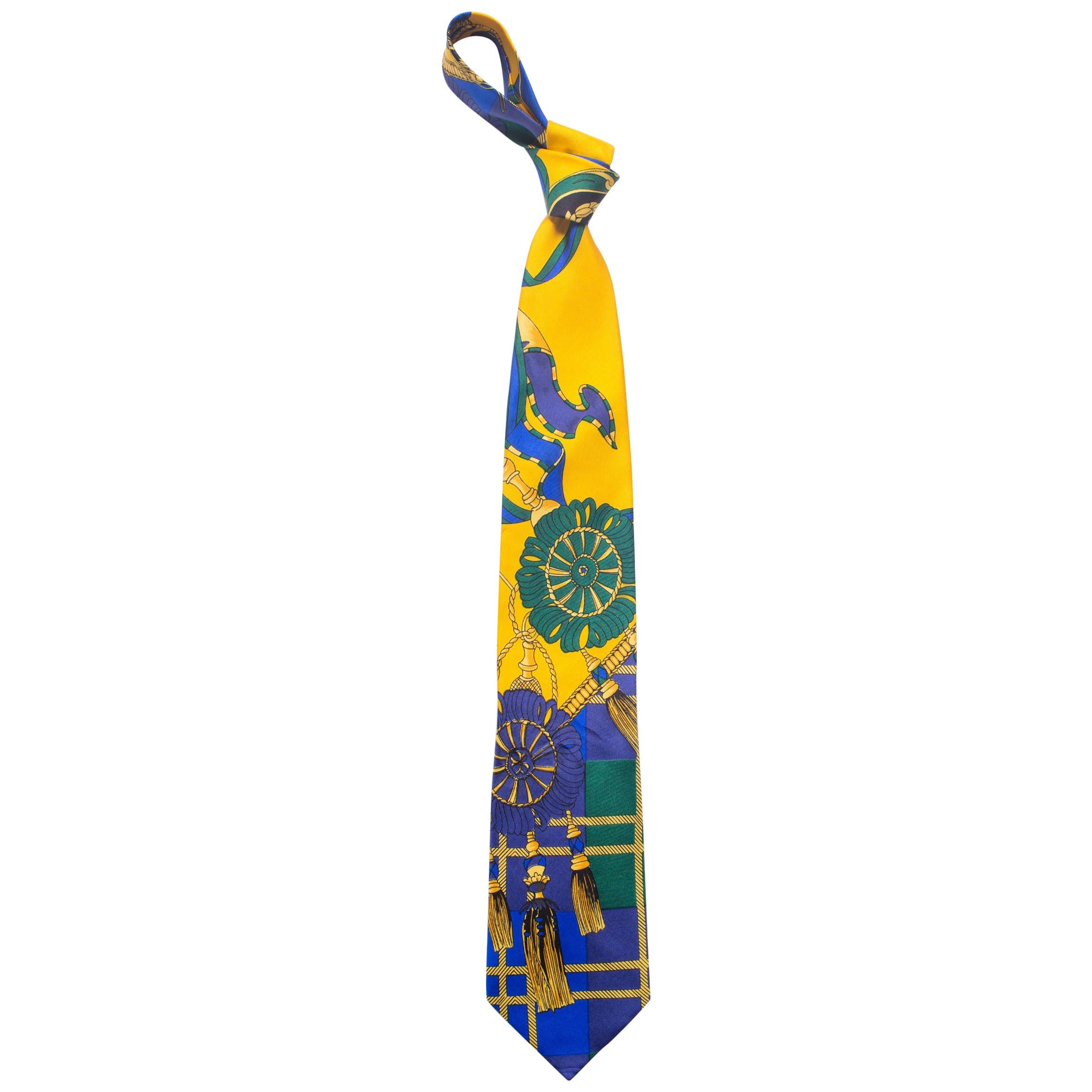 GIANNI VERSACE Cravate en soie à pompons écossais pour hommes des années 1990 en vente