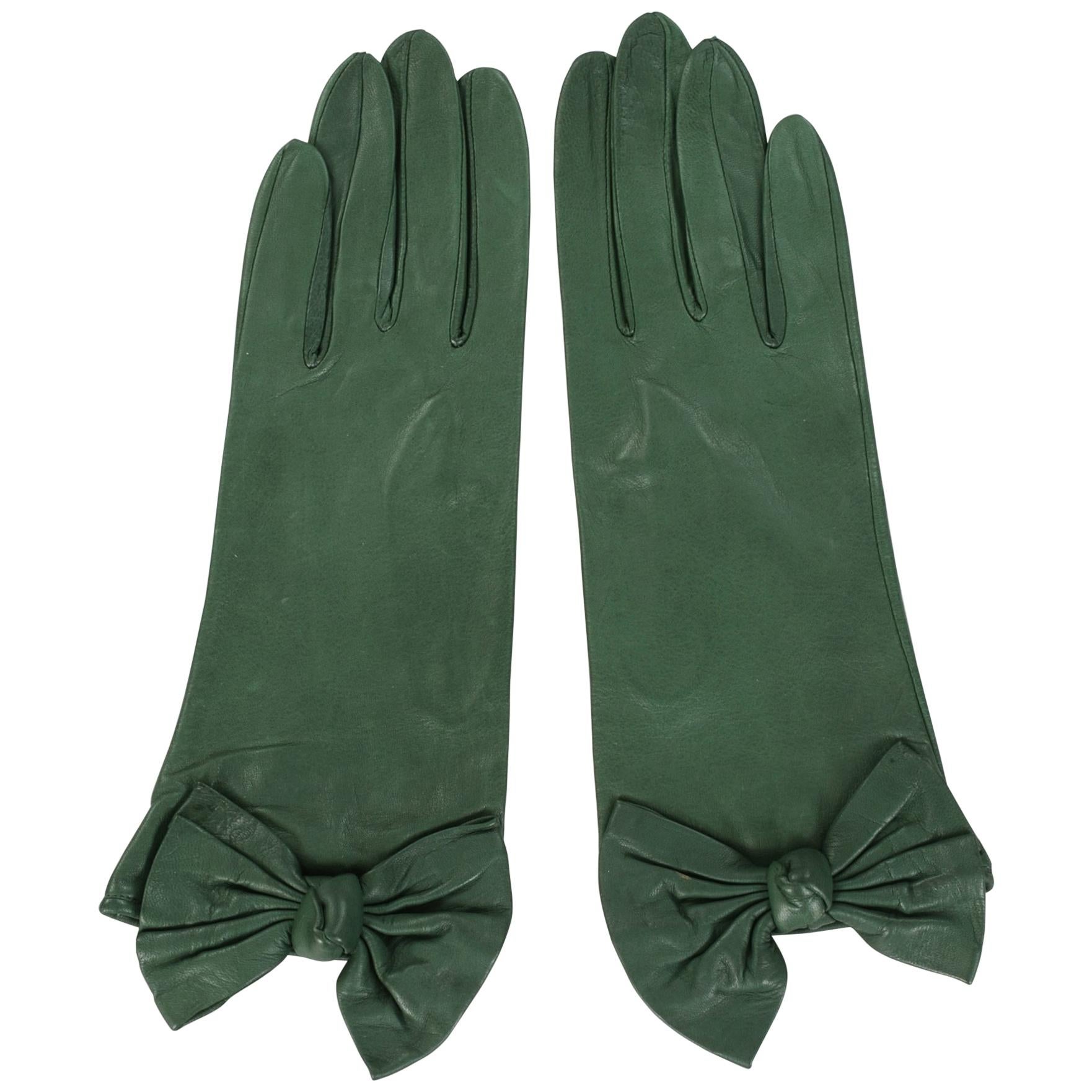 Carlos Falchi British Racing Green Leather Gloves with Bow Decoration Never Worn