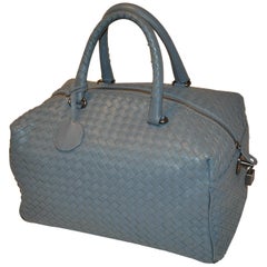 Weekend Tote aus gewebtem Lammfell von Bottega Veneta in Stahlblau