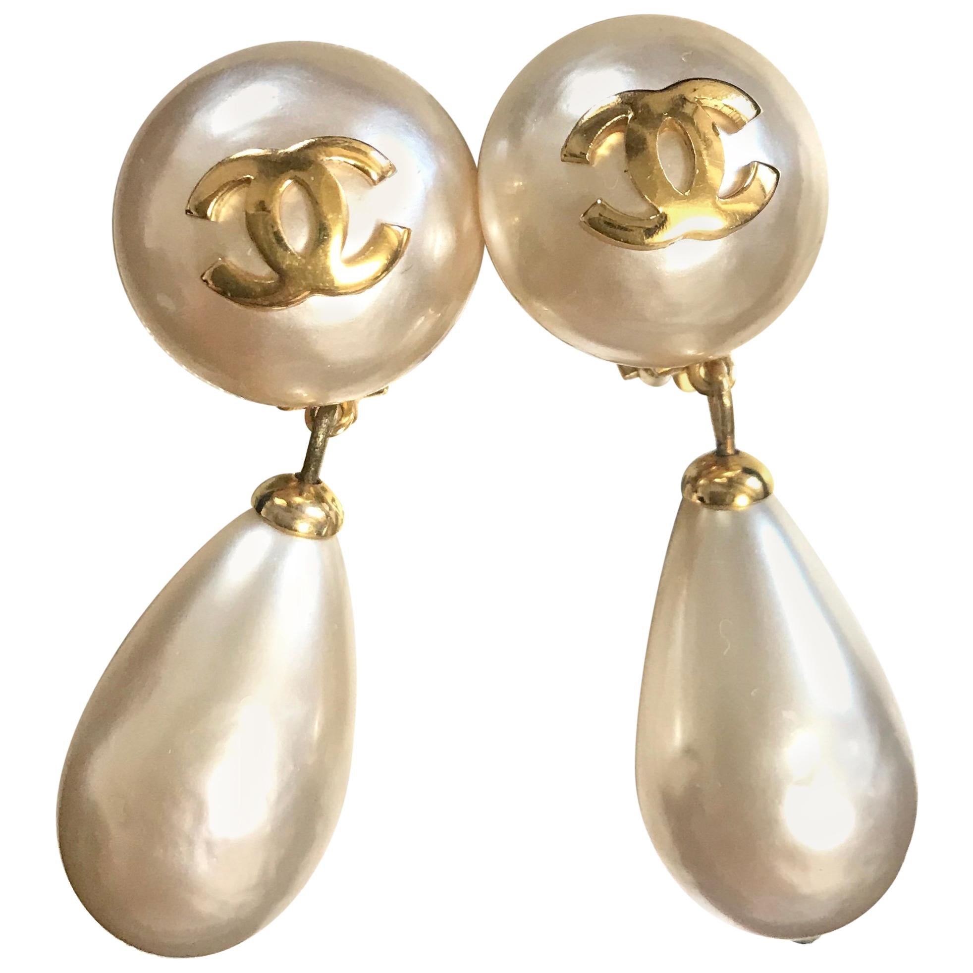 Chanel Vintage White Teardrop Faux Pearl Dangling Earrings With Golden Cc Mark  For Sale