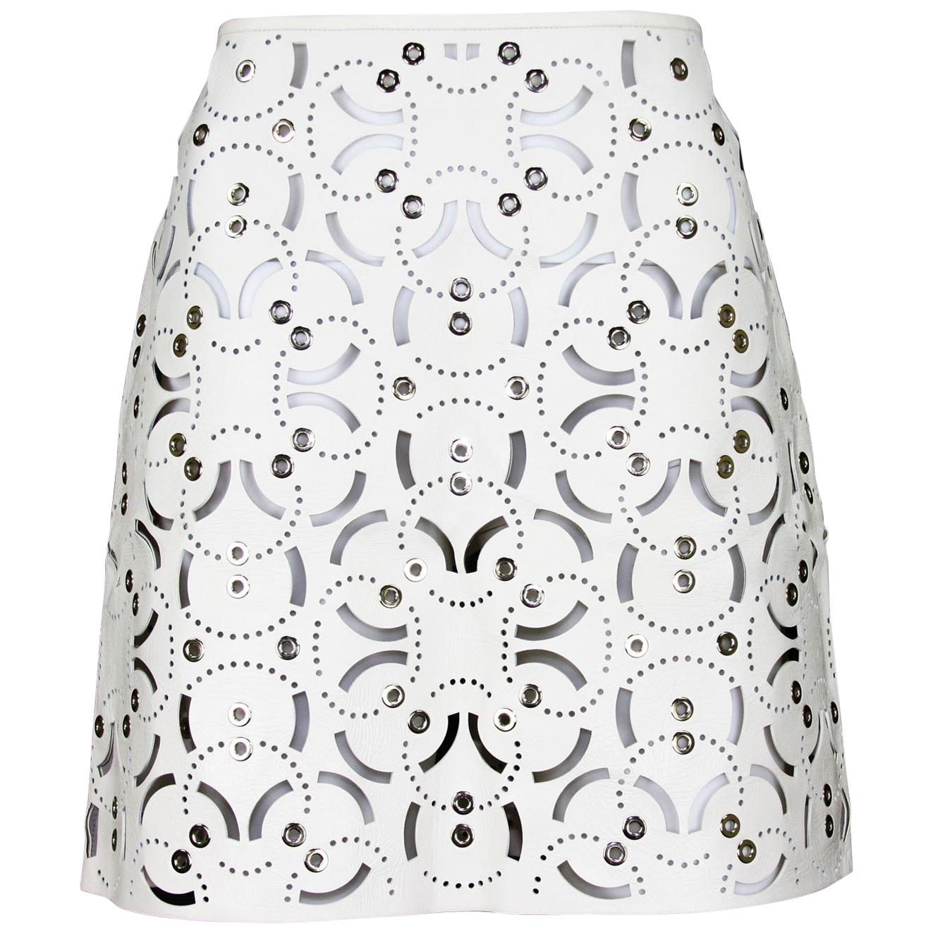 New Versace Runway Laser Cut Silver Tone Grommet White Leather Skirt  It. 40 - 6 For Sale