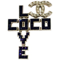 Chanel "LOVE COCO" Logo Dunkelviolett und Weiß Kristall Pin Frühjahr 2008