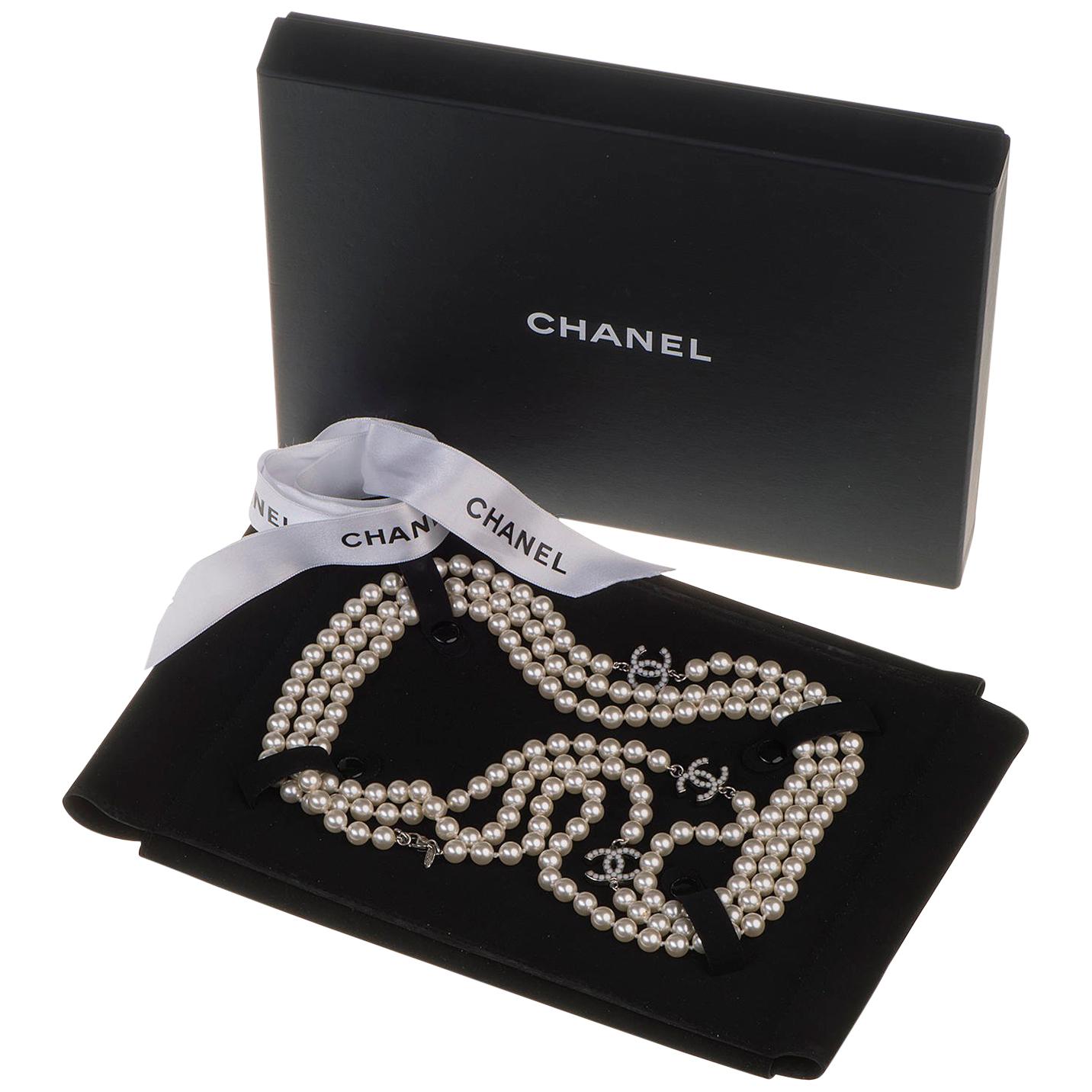 Stunning Chanel 3-String Pearl & Inset 'C' Logo Necklace