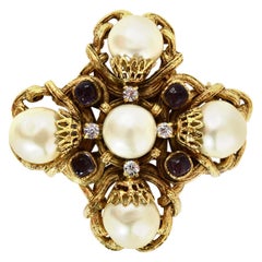 Chanel '99 Goldfarbene Gripoix/Krystals-Brosche/Anstecknadel mit Perlen-/Purple-Anhänger