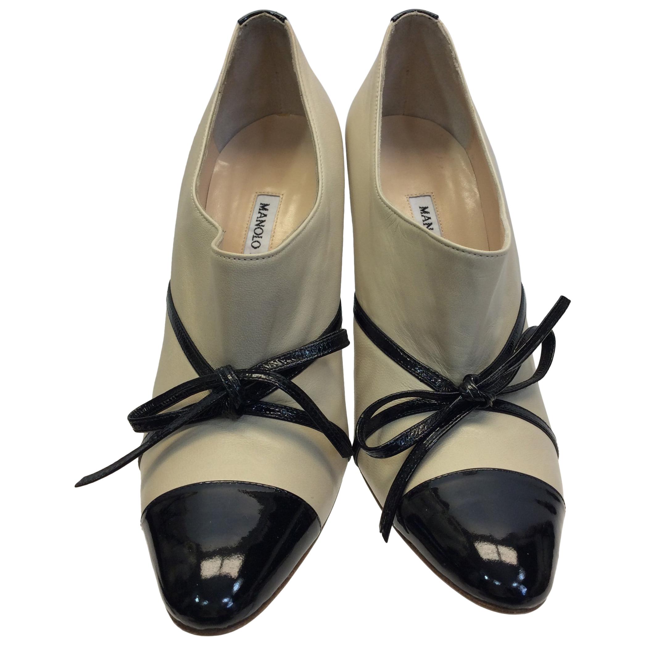Manolo Blahnik Tan and Black Leather Heels For Sale