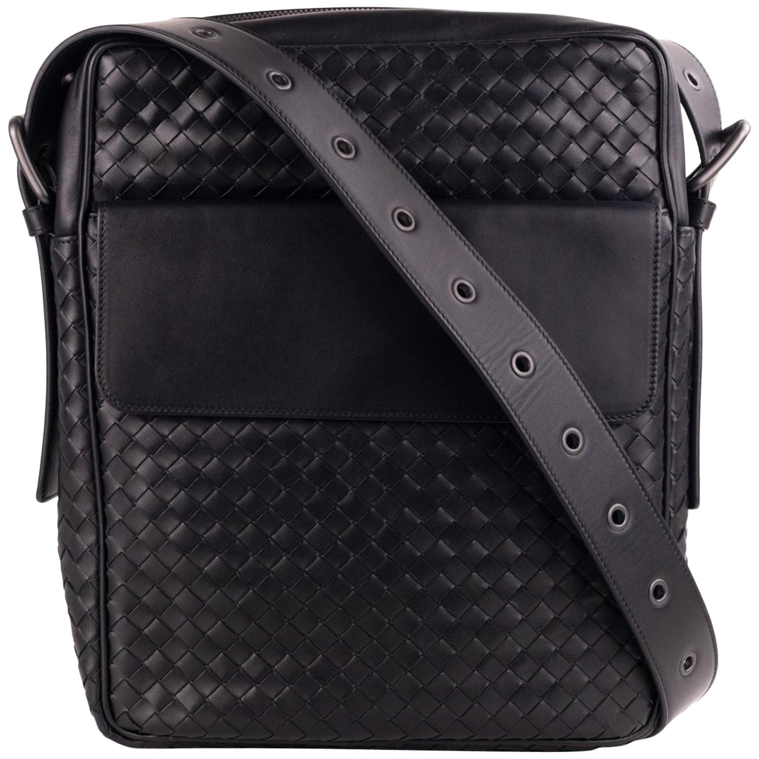 Bottega Veneta Black Calf Leather Intrecciato Messenger Bag For Sale