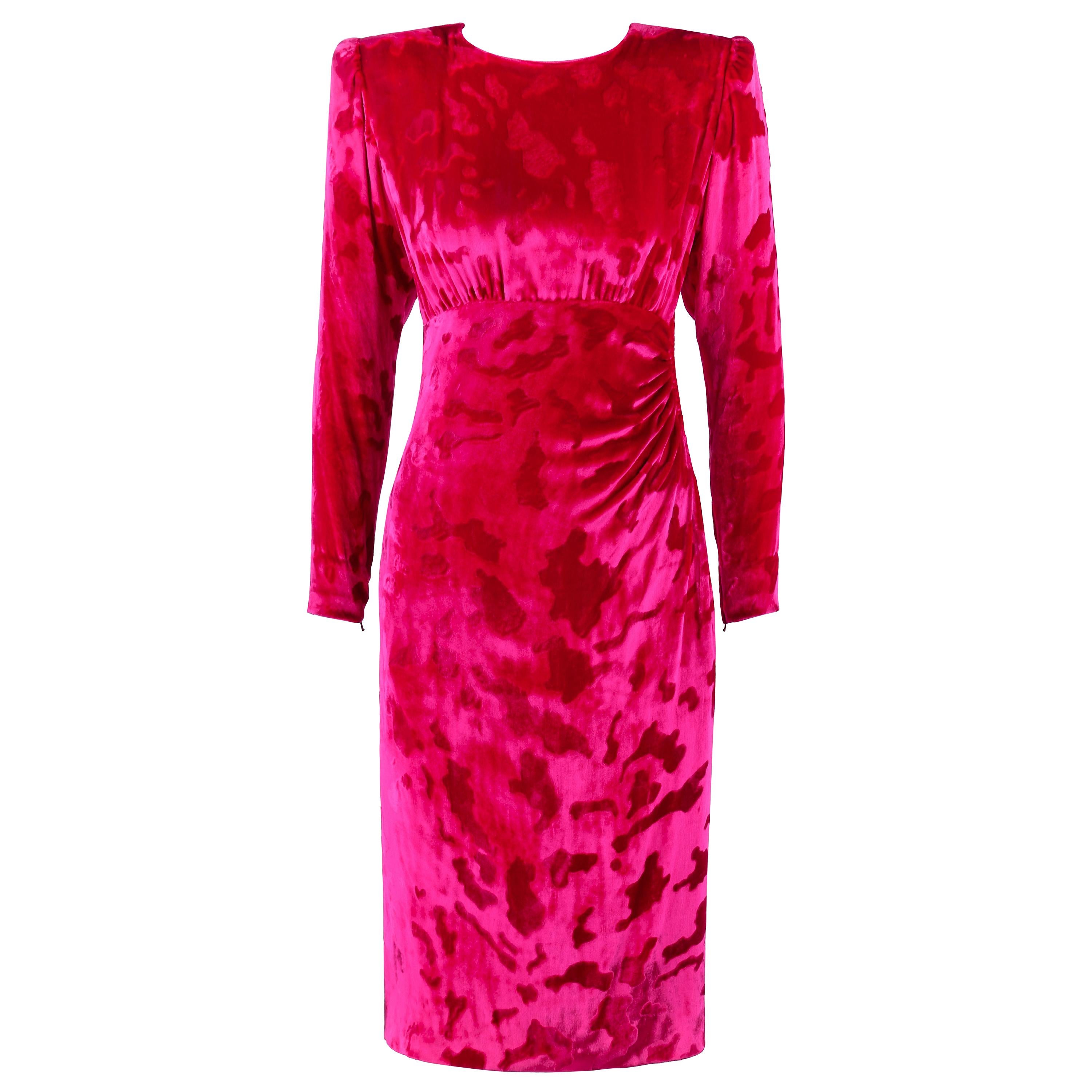 GIVENCHY ca. 1990er Jahre Haute Couture Abendkleid aus Samt mit Fuchsia-rosa Leopardenmuster im Angebot