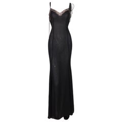 2004 - Versace - Robe robe noire en voile plongeant:: ornée de chaînes et d'une traîne