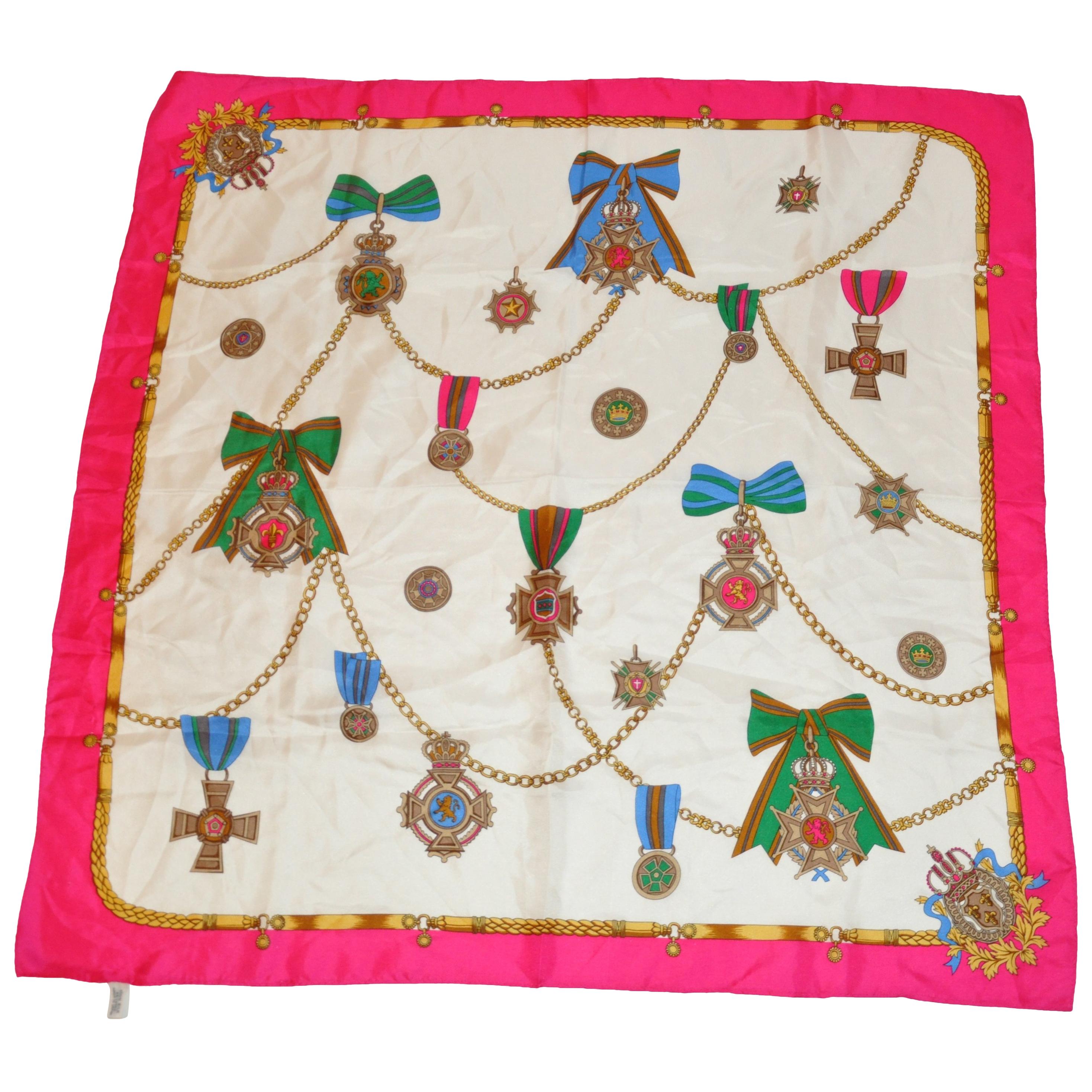 Écharpe en soie multicolore à bordure fuchsia et ivoire « Multi Royal Badges » en vente