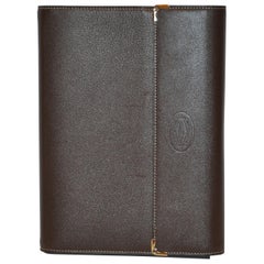 Cartier Signatur Monogramm strukturiertes Notebook in Coco-Brown mit Goldbeschlägen von Cartier