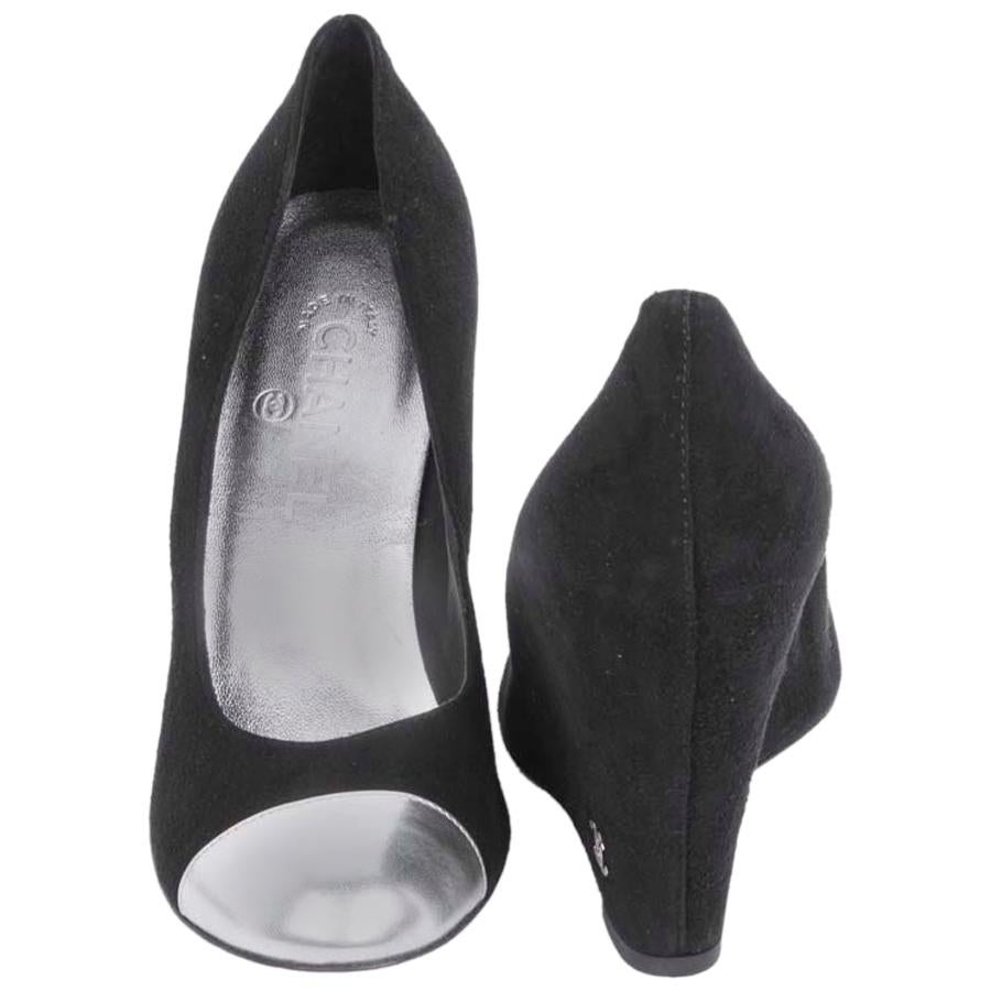 CHANEL Tacchi alti in pelle di vitello vellutata nera e punta in pelle argentata Taglia 39FR