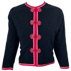 1950er Jahre Monhan's Ltd. Hong Kong Vintage 50er Jahre Strickjacke aus schwarzer und rosa asiatischer Wolle