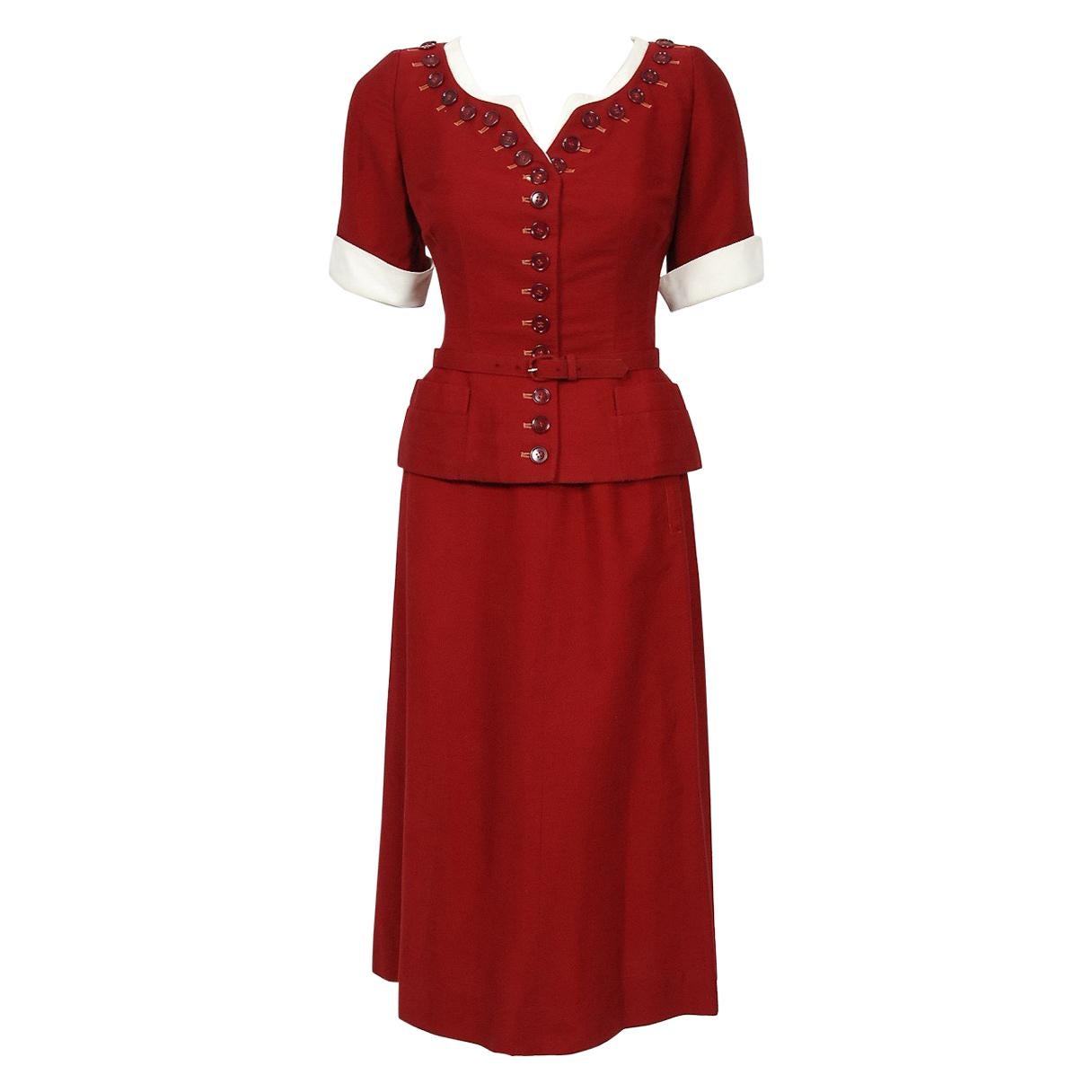 1940er Paul Parnes Burgunderfarbenes Kleid mit Knopfkragen und Gürtel aus strukturierter Baumwolle Ensemble