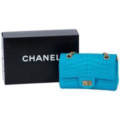 Chanel - Sac à rabat turquoise embossé en soie et crocodile