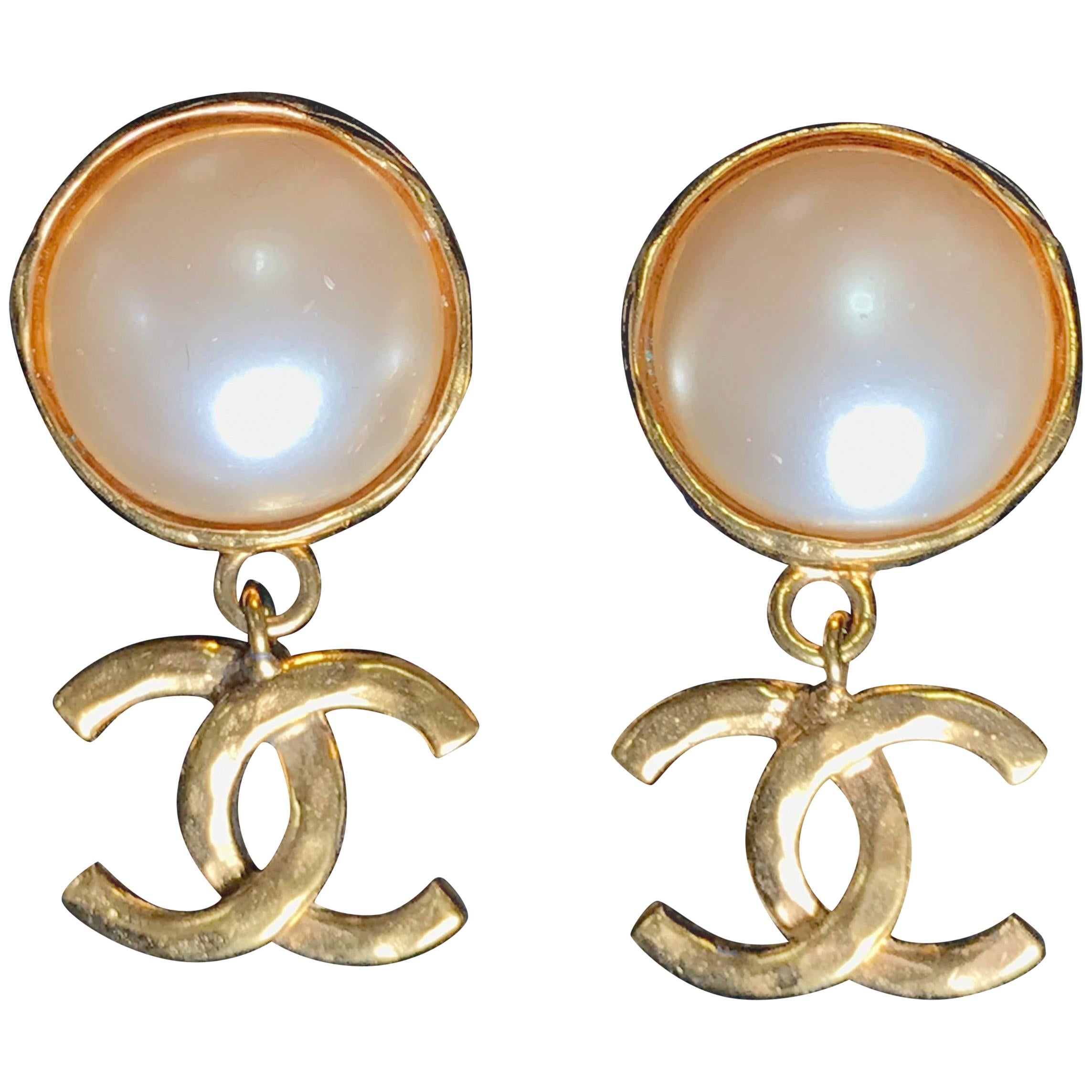 Vintage CHANEL classic round white faux pearl and golden CC dangling earrings. For Sale
