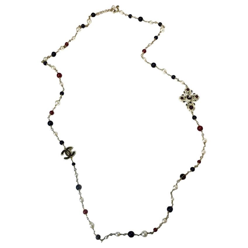 CHANEL Necklace in Gilt Metal and Multicolor Pearls
