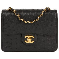 chanel 1987 - Mini sac à rabat vintage en cuir d'autruche noir