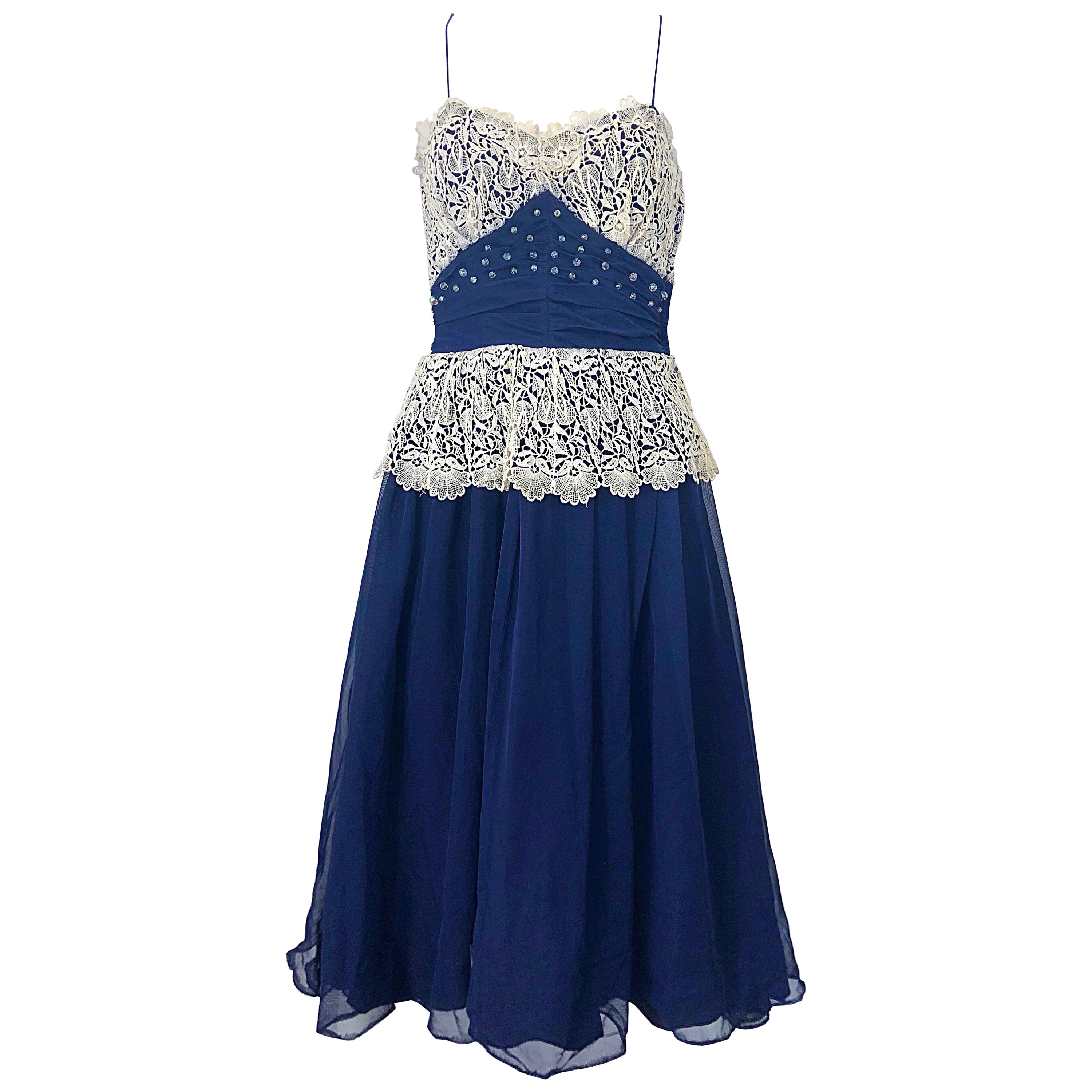Precioso Fred Perlberg azul marino de los años 50 +  Vestido vintage años 50 marfil con pedrería en venta