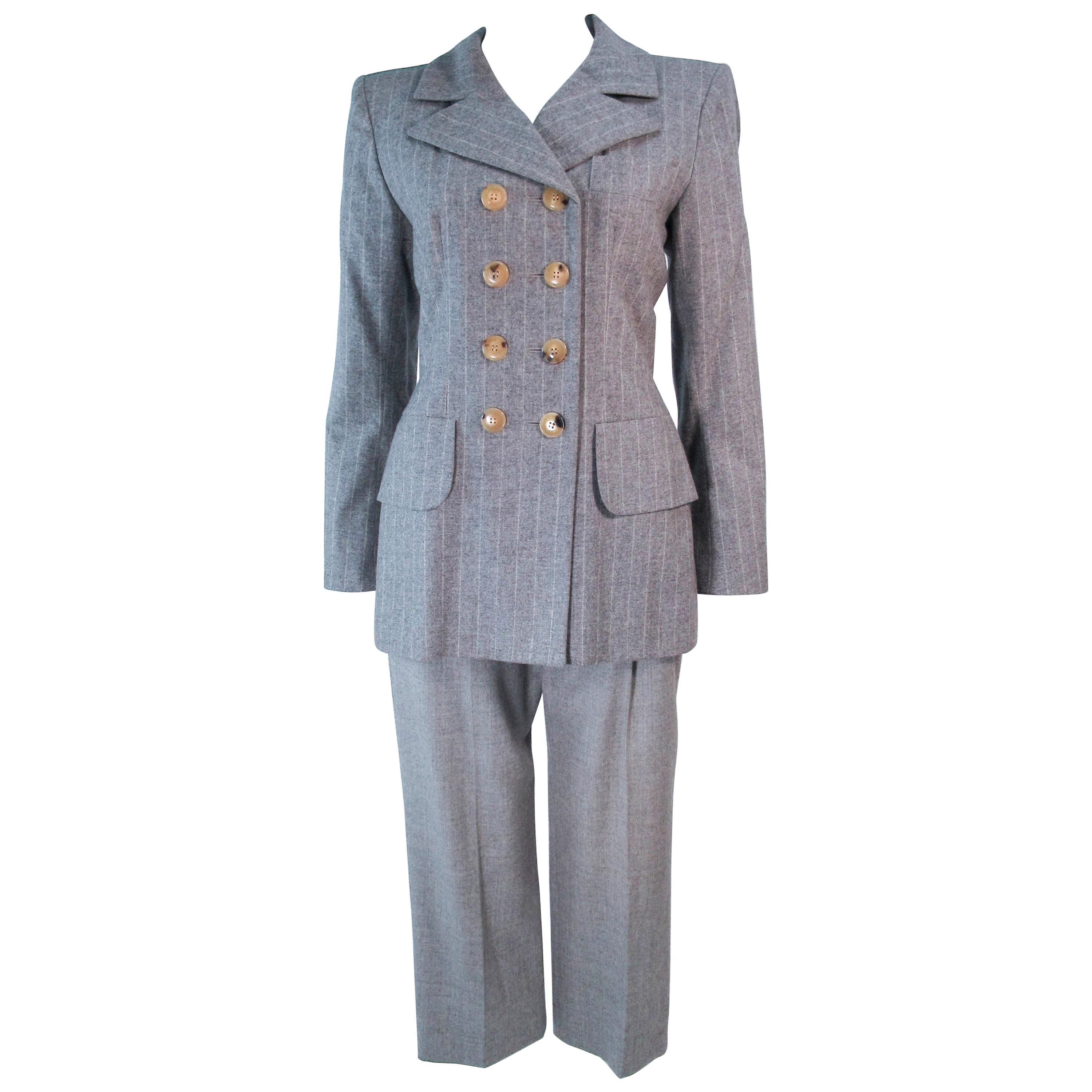 YVES SAINT LAURENT - Ensemble pantalon court à rayures en laine grise, taille 40 en vente