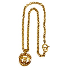 Collier à pendentif Chanel Collection Printemps 1994