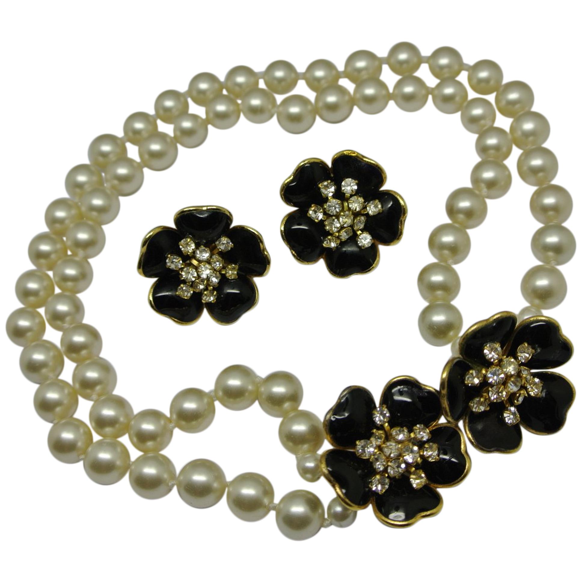 Chanel Unsigned 1950s Gripoix Black Flower Faux Pearl Necklace Choker Earrings im Angebot