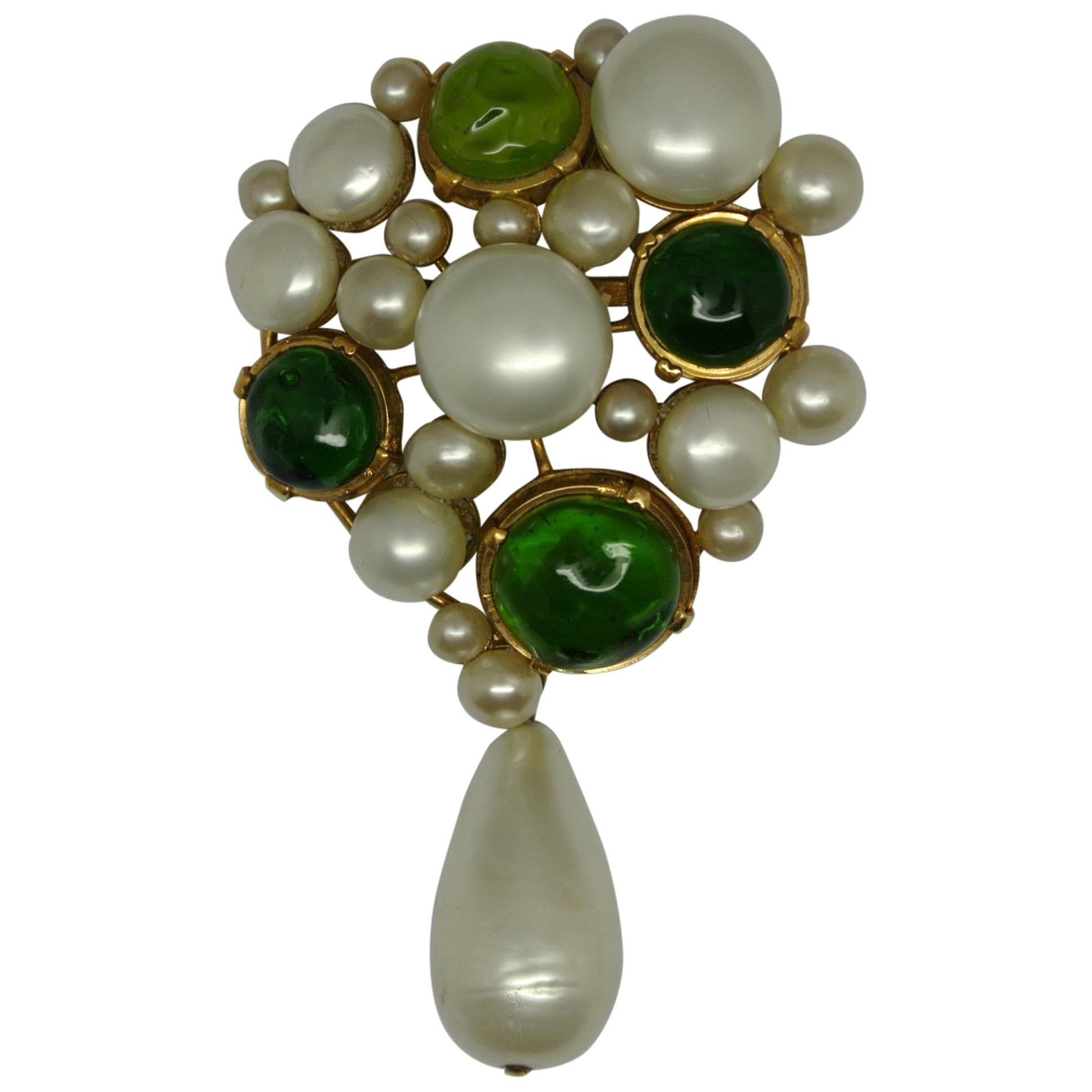 Vintage Chanel Green Gripoix Poured Glass Faux Pearl Drop Brooch Pendant im Angebot