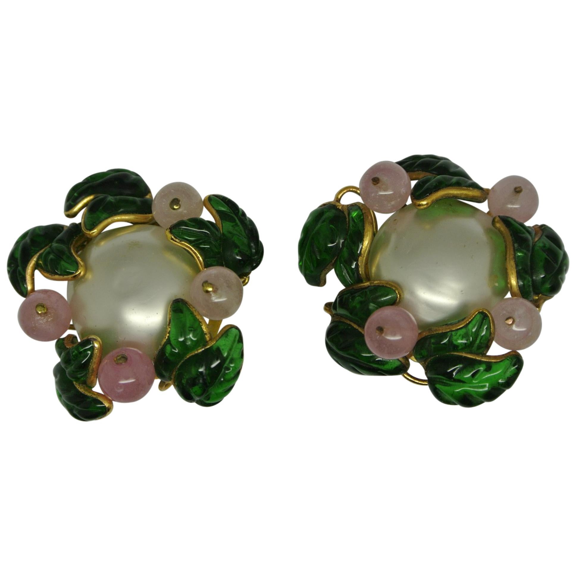 Vintage Chanel Flower Green Leaf Gripoix Poured Glass Faux Pearl Earrings im Angebot
