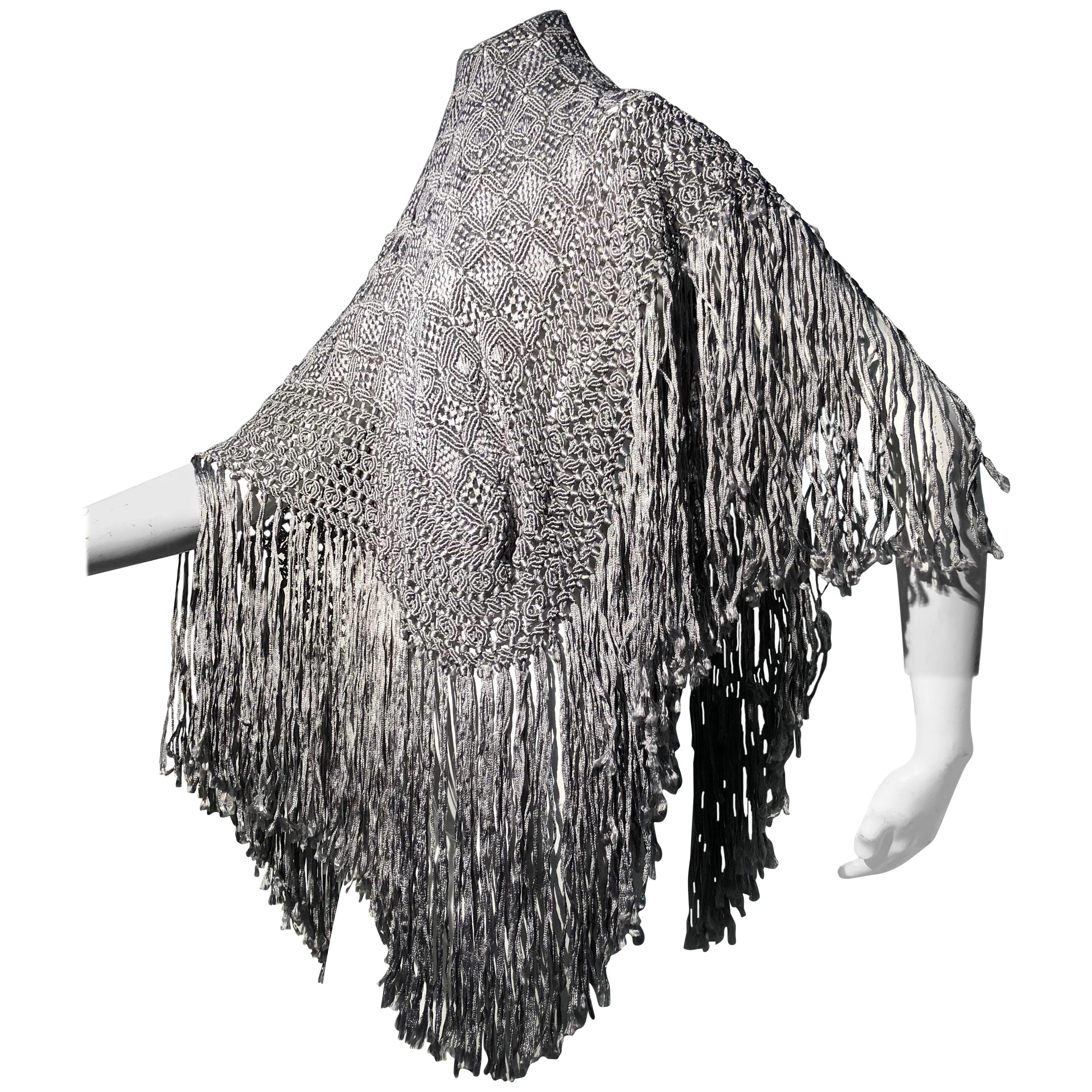 I. Magnin - Châle à ruban Macramé en soie et rayonne gris tourterelle à franges, années 1970 en vente