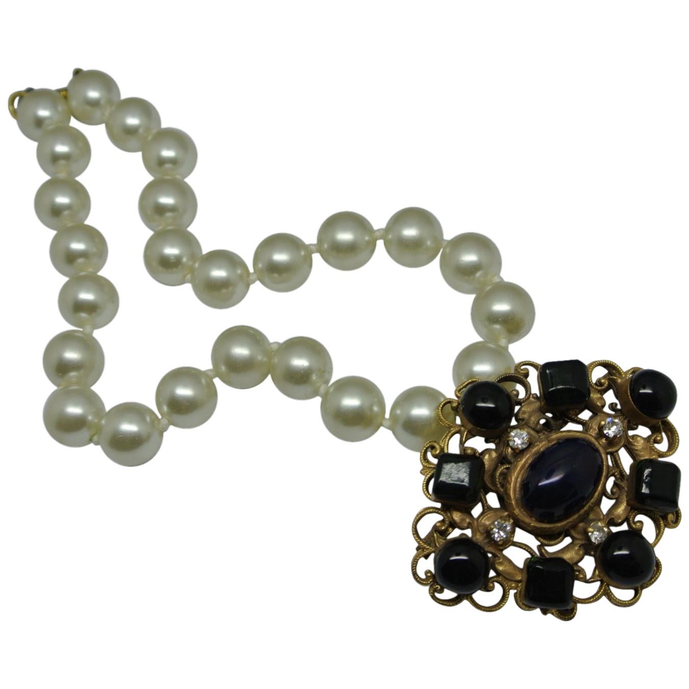 Chanel green gripoix poured glass pearl byzantine filigree pendant necklace For Sale