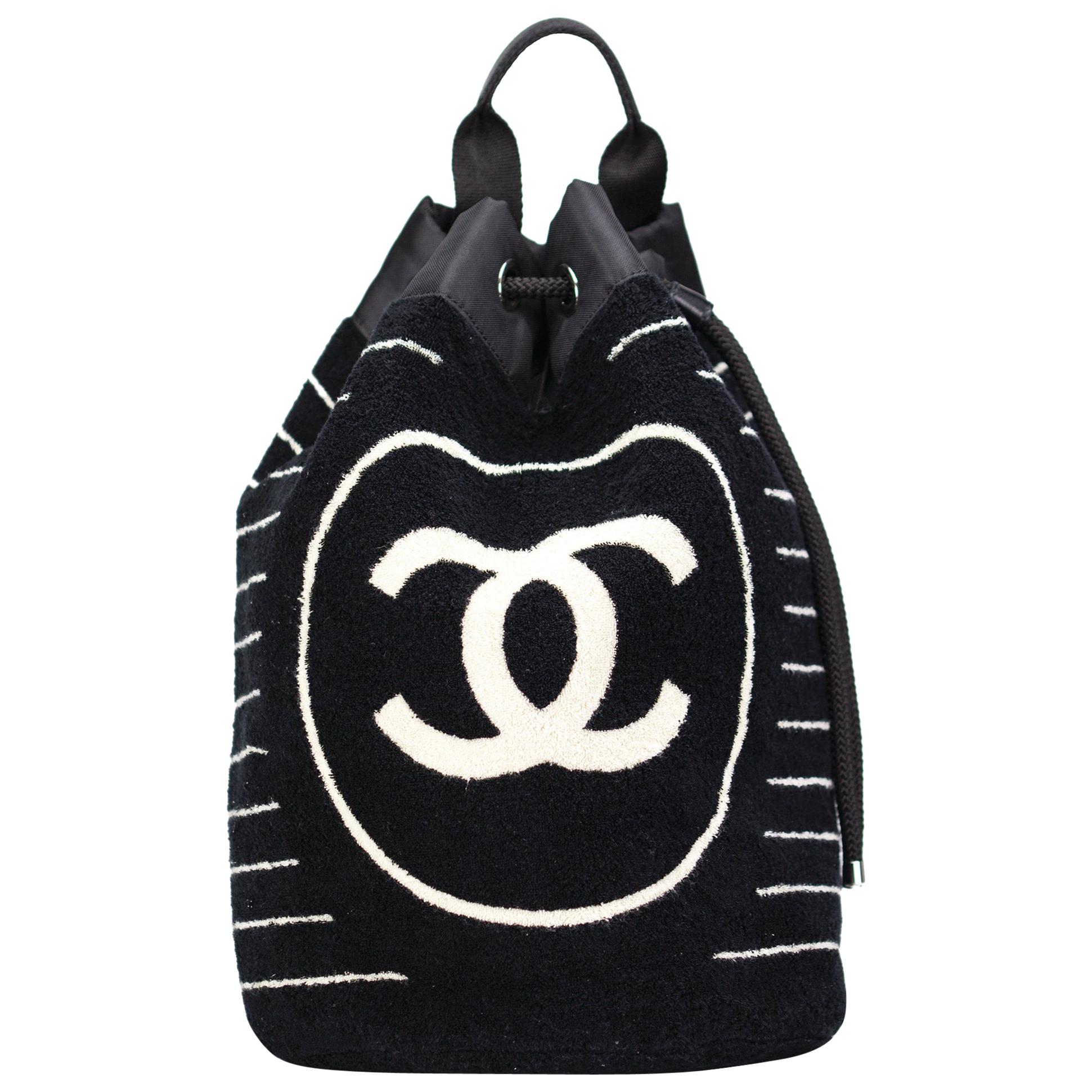 Chanel Dark Navy Blue Striped CC Logo Drawstring Large Beach Tote Bag 2001 Vintage 

2001 VINTAGE
Frottee
Gewebtes Futter
Kordelzugverschluss
Verstellbarer Gurt: 25-44,5