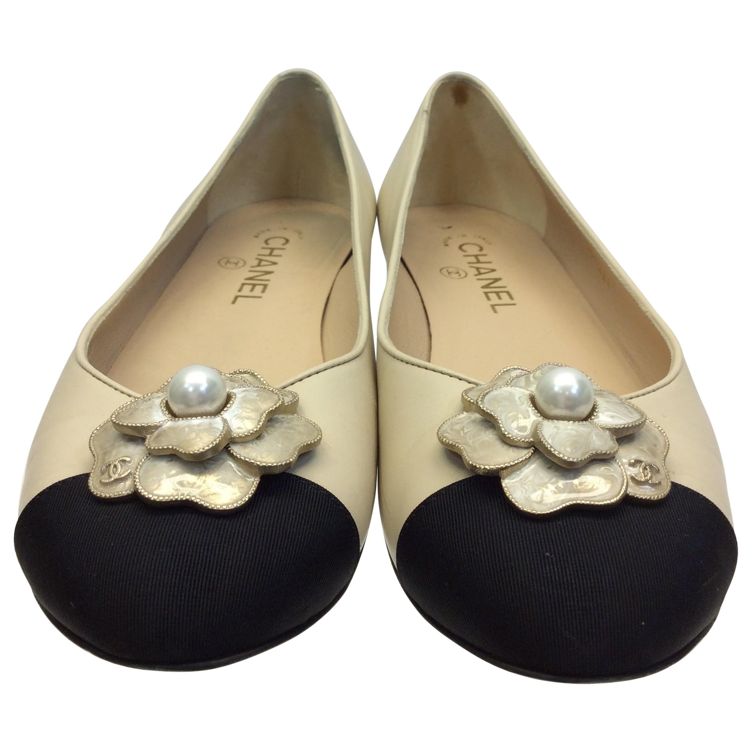 Chanel Tan and Black Flower Ballet Flats For Sale