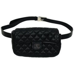 Chanel Uniform Sac ceinture en cuir matelassé noir