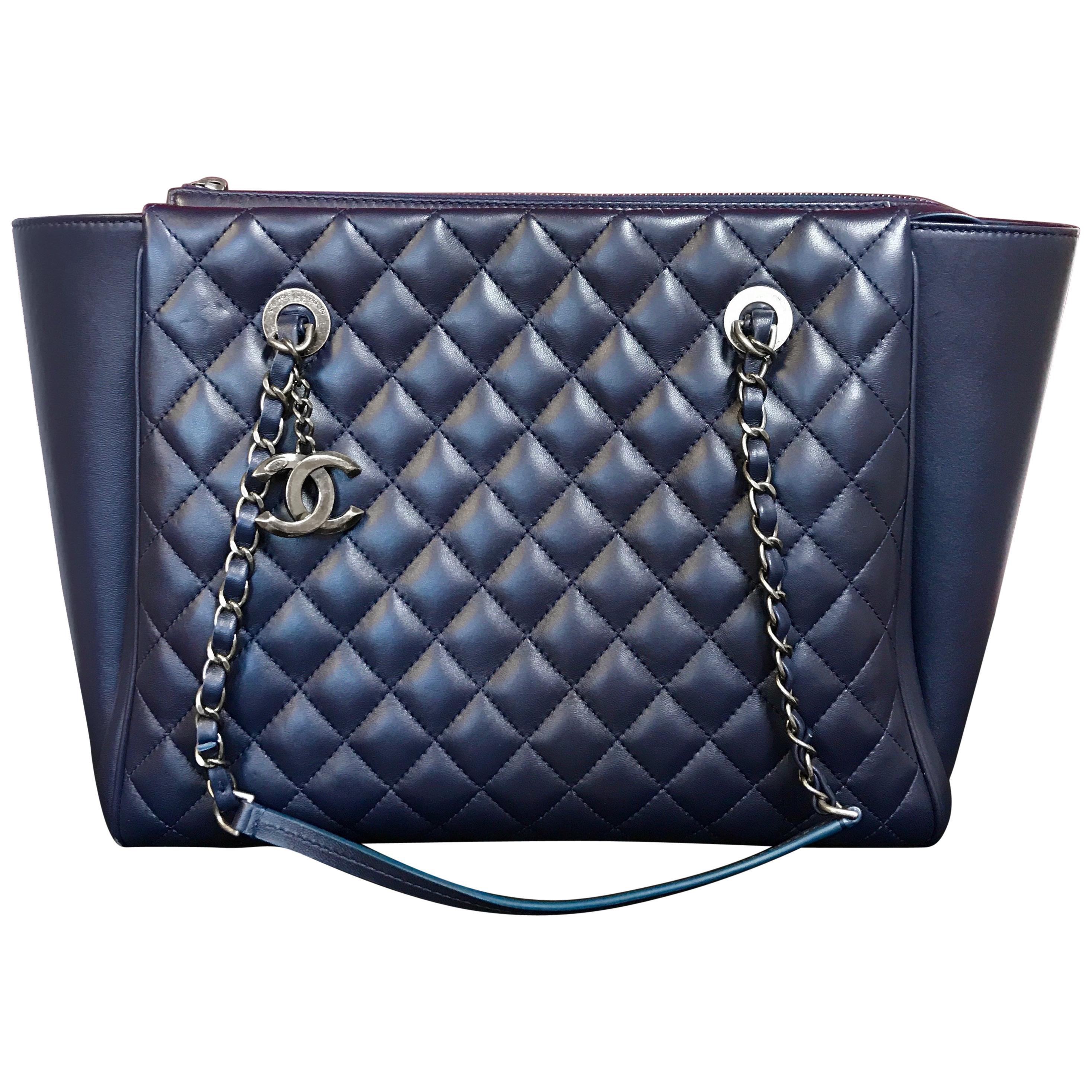 Large CHANEL CC Charm Shopping Bag/Shopper chain quilted lambskin navy blue For Sale
