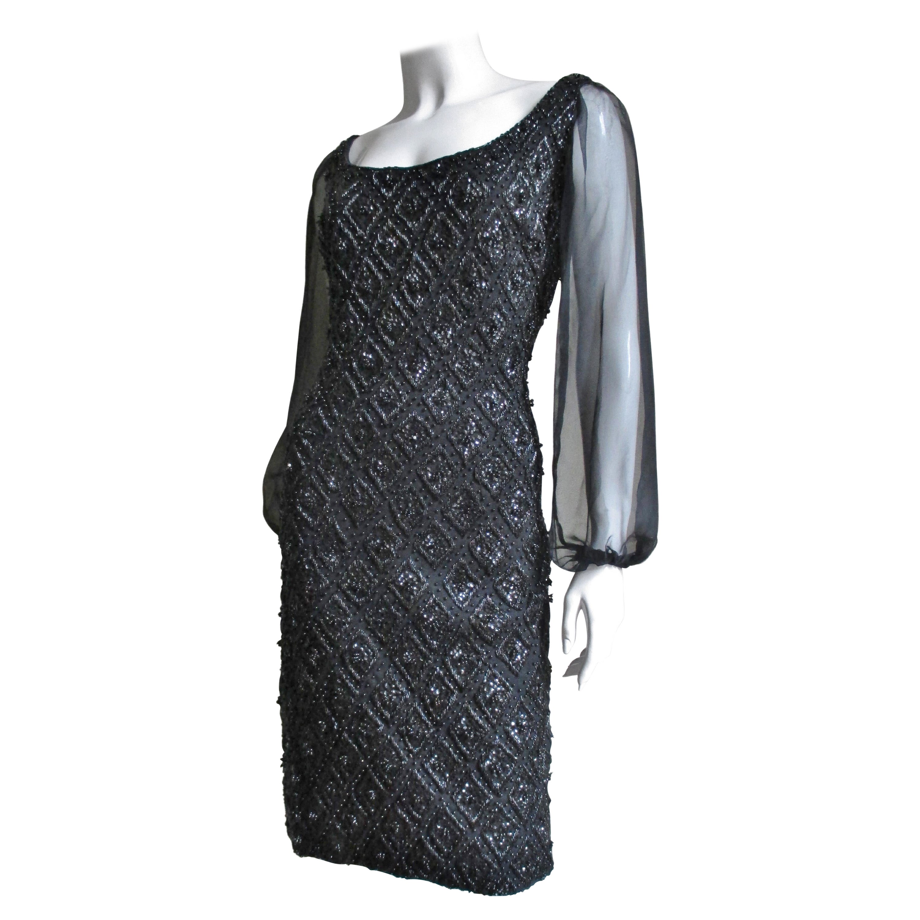 Vestido Banff de los años 60 con cuentas y mangas transparentes en venta