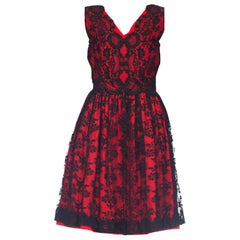 1950er Chantilly-Spitze aus schwarzer und roter Baumwollsatin  Cocktail-Kleid