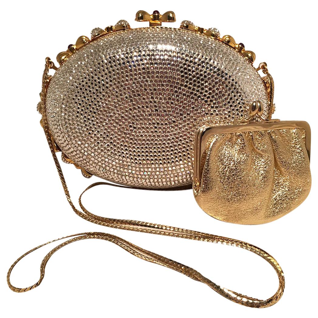 Judith Leiber - Pochette de soirée minaudière ovale bordée d'un nœud en cristal Swarovski