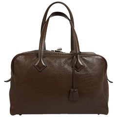 HERMES Fourre-tout Victoria en cuir Clémence Taurillon chocolat