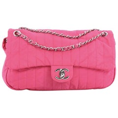 Chanel Borsa a conchiglia morbida con patta verticale in nylon trapuntato Jumbo