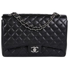 CHANEL Sac Maxi Jumbo à double rabat en cuir caviar noir