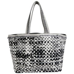 Sac de plage CHANEL en éponge noire et grise avec un effet tweed