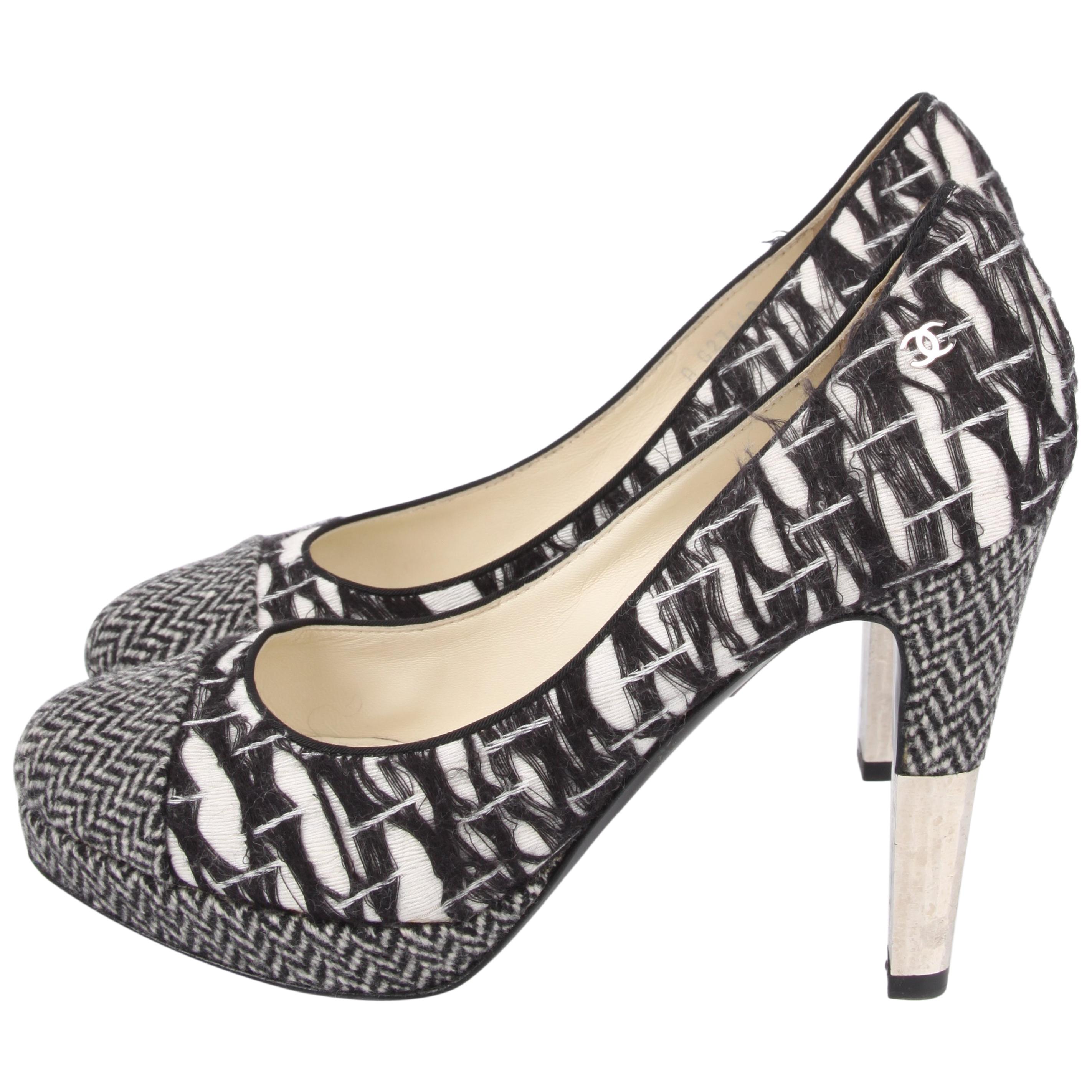 Chanel Tweed Pumps - black & white For Sale