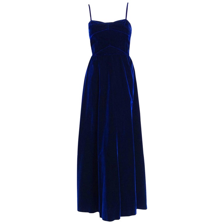 1940's Mainbocher Couture Midnight Blue Sculpted Silk-Velvet Evening Gown  at 1stDibs | mainbocher designs, 1940's formal dresses