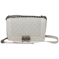 Sac Chanel Boy en cuir d'agneau blanc perforé, taille moyenne, SHW n° 19